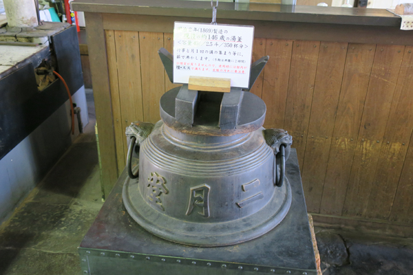 二月堂茶所內的「現役」約146歲的湯鍋